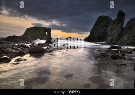 Tramonto su Elephant Rock in Ballintoy, County Londonderry, Irlanda del Nord Foto Stock