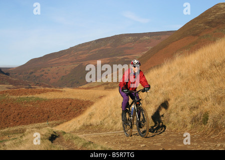 Mountain Biker su comodo sentiero, Derwent Valley serbatoi circuito, il Parco Nazionale di Peak District, Derbyshire, England, Regno Unito Foto Stock
