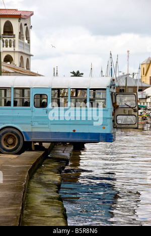 Belize City bus umorismo supportato su fiume per un migliore flusso di aria in situazione precaria Foto Stock