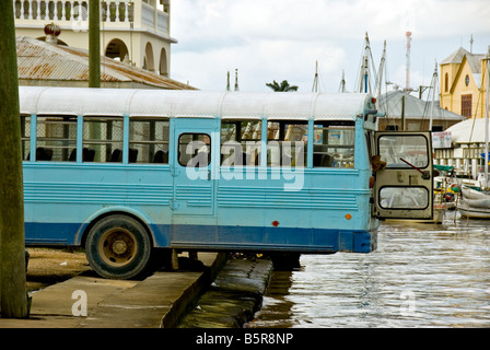 Belize City bus umorismo supportato su fiume per un migliore flusso di aria in situazione precaria Foto Stock