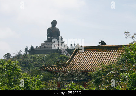 Buddha gigante e il tetto del Monastero Po Lin Lantau Island Hong Kong Aprile 2008 Foto Stock