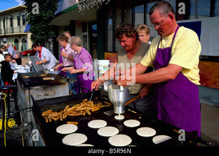 Volontari Senior per la cottura di un pancake colazione presso il Festival della Pesca in Penticton nella regione Okanagan della Columbia britannica in Canada Foto Stock