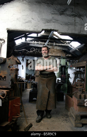 Fabbro Bruce Wilcock a lavorare nella sua fucina Foto Stock