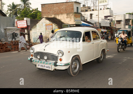 Ambasciatore auto su una strada di Pondicherry India. Foto Stock