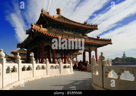 Il padiglione di storeyed nel parco Beihai,Beijing, Cina Foto Stock