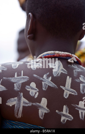 Dettaglio di un mourner vestito per un africano il ruolo delle stazioni della Via Crucis ricordato durante le festività di Pasqua a Lomé, Togo. Foto Stock