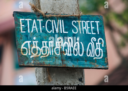 Segno di strada in un villaggio vicino a Pondicherry India. Foto Stock