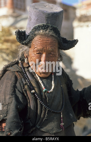 Elk147 1980v India Ladakh Ladakhi vecchia donna Foto Stock