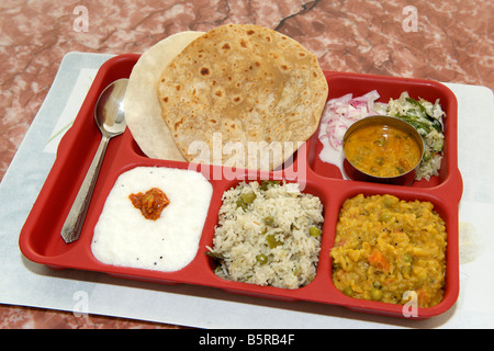 Stile moderno vegetariano indiano meridionale thali con riso, riso di cagliata, samba vegetale di riso pullo chapatti. Foto Stock
