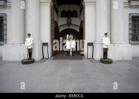 Le protezioni al di fuori del Palacio de la Moneda, Santiago Foto Stock