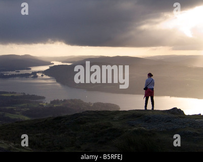 Stagliano escursionista permanente sulla vetta del Wansfell sopra Windermere Foto Stock