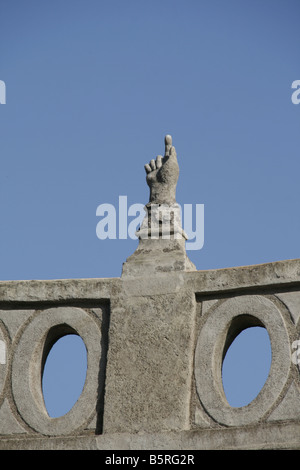 Scultura a mano sul tetto di Sant' Anastasia monastero, Roma Foto Stock