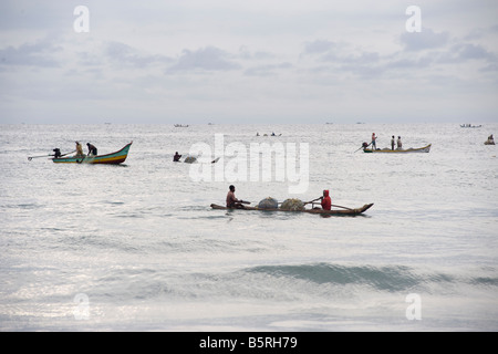 Barche da Pesca nella baia del Bengala off Kalapet vicino a Pondicherry in India. Foto Stock