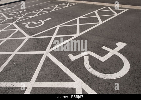 Vuoti spazi di parcheggio riservata ai piloti disabili auto in un parcheggio nel Regno Unito Foto Stock