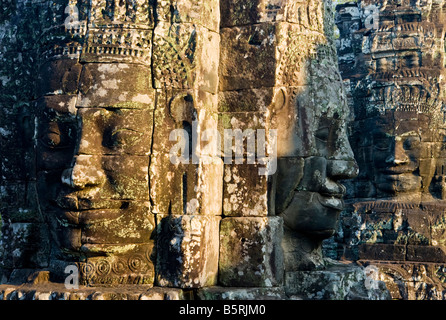 Faccia due torri, il Bayon, i templi di Angkor, Cambogia Foto Stock