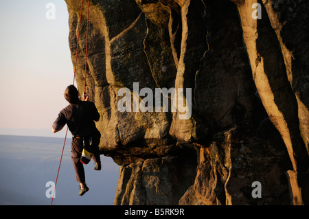 Rocciatore sul bordo Froggatt Derbyshire Peak District Foto Stock