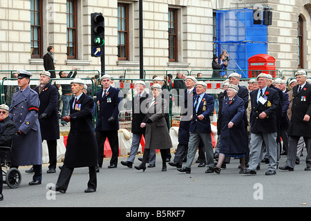 Maschio di RAF WW2 Veterani prendere parte a Londra nel ricordo Parade il Nov xi Foto Stock