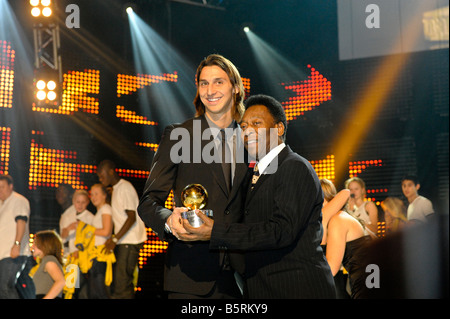 Il calciatore Zlatan Ibrahimovic riceve il premio il Pallone d'oro come Swedens Calciatore dell'anno Foto Stock