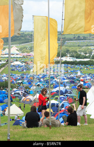 Glastonbury Festival giugno 2008 i frequentatori del festival i fan di relax con vista su tutta la tenda area camping Foto Stock