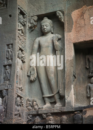 Ajanta India. Grotta 19 tempio Buddista intagliati da rocce basaltiche. esterno la figura del Buddha dal II secolo A.C. Foto Stock