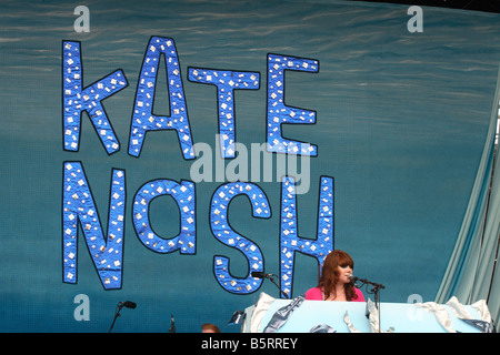 Kate Nash British cantante e cantautore di eseguire presso il festival di Glastonbury Giugno 2008 Foto Stock