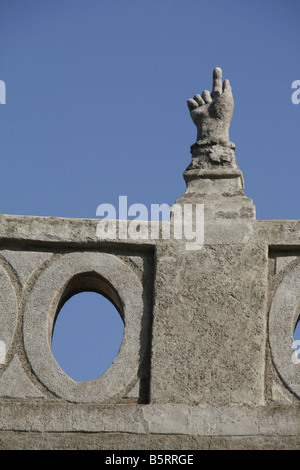 Scultura a mano sul tetto di Sant' Anastasia monastero, Roma Foto Stock