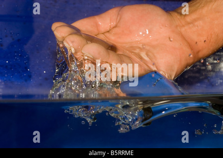 In prossimità di un lato versando acqua Foto Stock