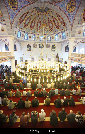 La Moschea Merkez in Duisburg-Marxloh. La moschea più grande in Germania. La preghiera del venerdì Foto Stock