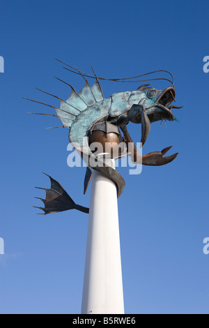 Scultura di pesce noto come boreale statua scultura Plymouth Barbican. Plymouth Devon Regno Unito sud-ovest Foto Stock