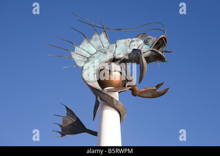 Scultura di pesce noto come boreale statua scultura Plymouth Barbican. Plymouth Devon Regno Unito sud-ovest Foto Stock