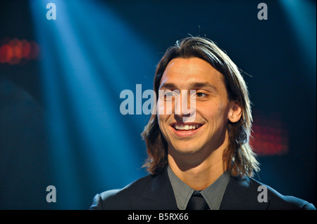 Il calciatore Zlatan Ibrahimovic riceve il premio il Pallone d'oro come Swedens Calciatore dell'anno Foto Stock