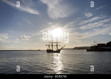 Il conte di Pembroke tre masted square rig Tall Ship, Plymouth, Devon, Regno Unito Foto Stock