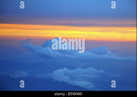 La vista del tramonto attraverso le nuvole da Labano Rata base camp (3000m) sul Monte Kinabalu, Sabah, Malaysia Foto Stock