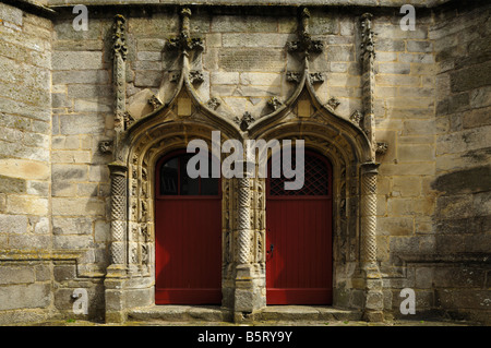 Le porte di ingresso a Notre-Dame-de-Joie basilica nel centro di Pontivy, Bretagne, Francia. Foto Stock