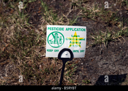 Segnale di avvertimento per l'applicazione di pesticidi nel nuovo centro commerciale di North Florida Foto Stock