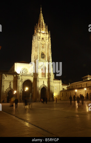 Cattedrale di Oviedo la notte in Plaza Alphonse ll el Casto Spagna Foto Stock