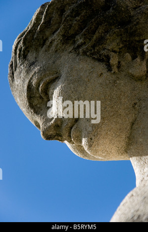 Femmina scolpito in pietra porta statua della zona di Tignale Lago di Garda Italia Foto Stock