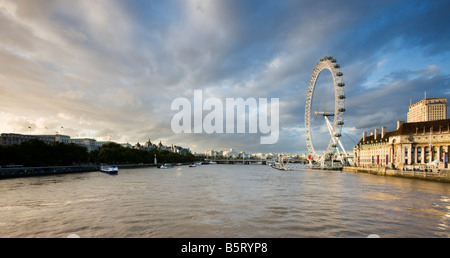 UK London Eye e il London County Hall viste sul Tamigi Foto Stock