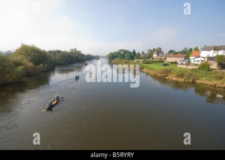 Canoisti sul fiume Wye dal Wilton ponte fuori Ross On Wye, Herefordshire Foto Stock