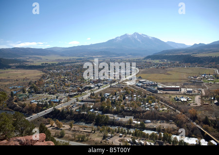 Una vista da sentieri di Rosso colline che guardano la Roaring Fork River Valley in Carbondale, Colorado. Foto Stock