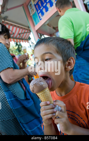 Ragazzo leccare cono gelato. Foto Stock