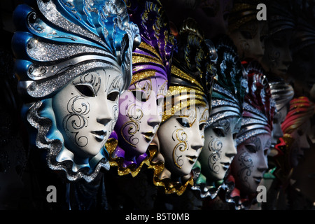 Fila di maschere veneziane in oro e blu Foto Stock