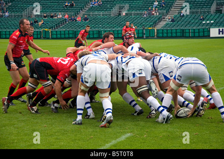 Gli uomini di giocare una partita di rugby in città di Bath Somerset Inghilterra Foto Stock