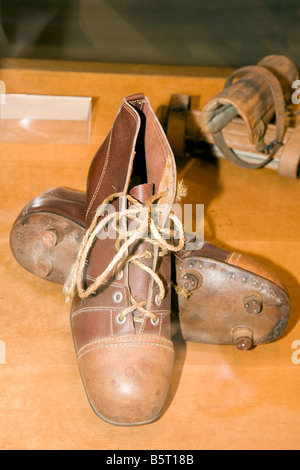 Un vecchio paio di scarpe da calcio antique suole in cuoio e borchie l al Camp Nou, Barcellona Catalonia Spagna Foto Stock