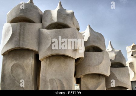 Camini di Casa Mila Barcellona, l'esterno di questo iconico edificio progettato da Antoni Gaudi Foto Stock