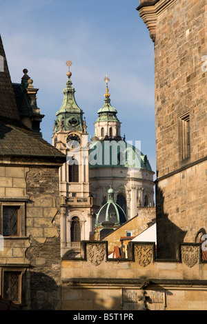 Una vista della chiesa di San Nicola a Malostranske Namesti dal Charles Bridge, Praga Foto Stock