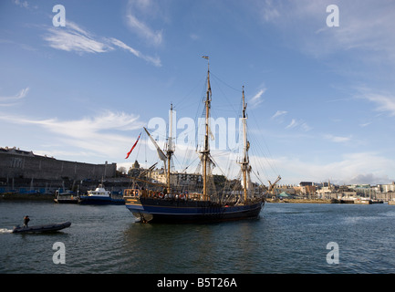 Il conte di Pembroke tre masted square rig Tall Ship, Plymouth, Devon, Regno Unito Foto Stock