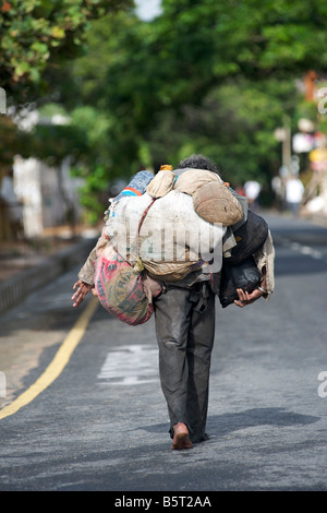Vagrant Indian sulla strada a Pondicherry India. Foto Stock