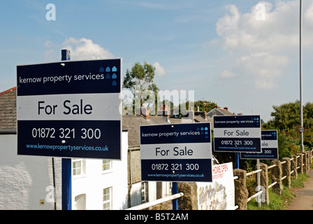 In vendita segni al di fuori le case di truro,cornwall, Regno Unito Foto Stock