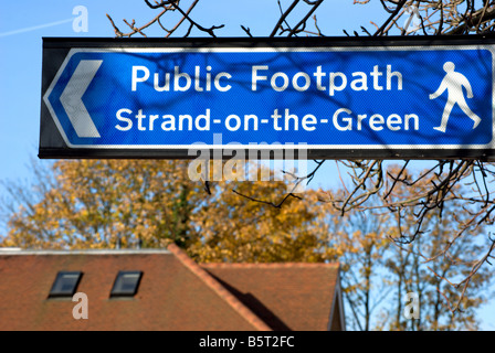 Segno che indica un sentiero pubblico per strand-su-il-verde, accanto al fiume Tamigi a Chiswick, a sud-ovest di Londra - Inghilterra Foto Stock